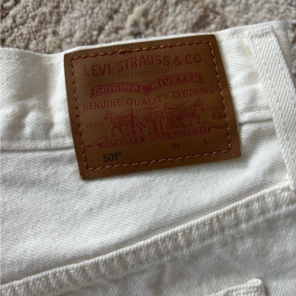 Levi's 501 Off-White High-Rise 5 Button Fly Distressed Jean Shorts Size 28 - Picture 5 of 6
